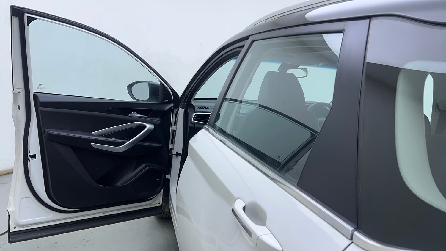 Used 2020 MG Motors Hector Sharp 2.0 Diesel Dual Tone Diesel Manual interior LEFT FRONT DOOR OPEN VIEW