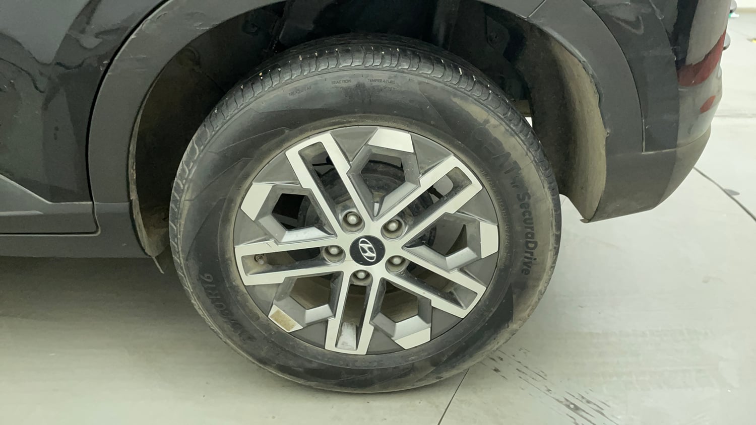 Used 2024 Hyundai Venue SX (O) 1.0 Turbo DCT Petrol Automatic tyres LEFT REAR TYRE RIM VIEW