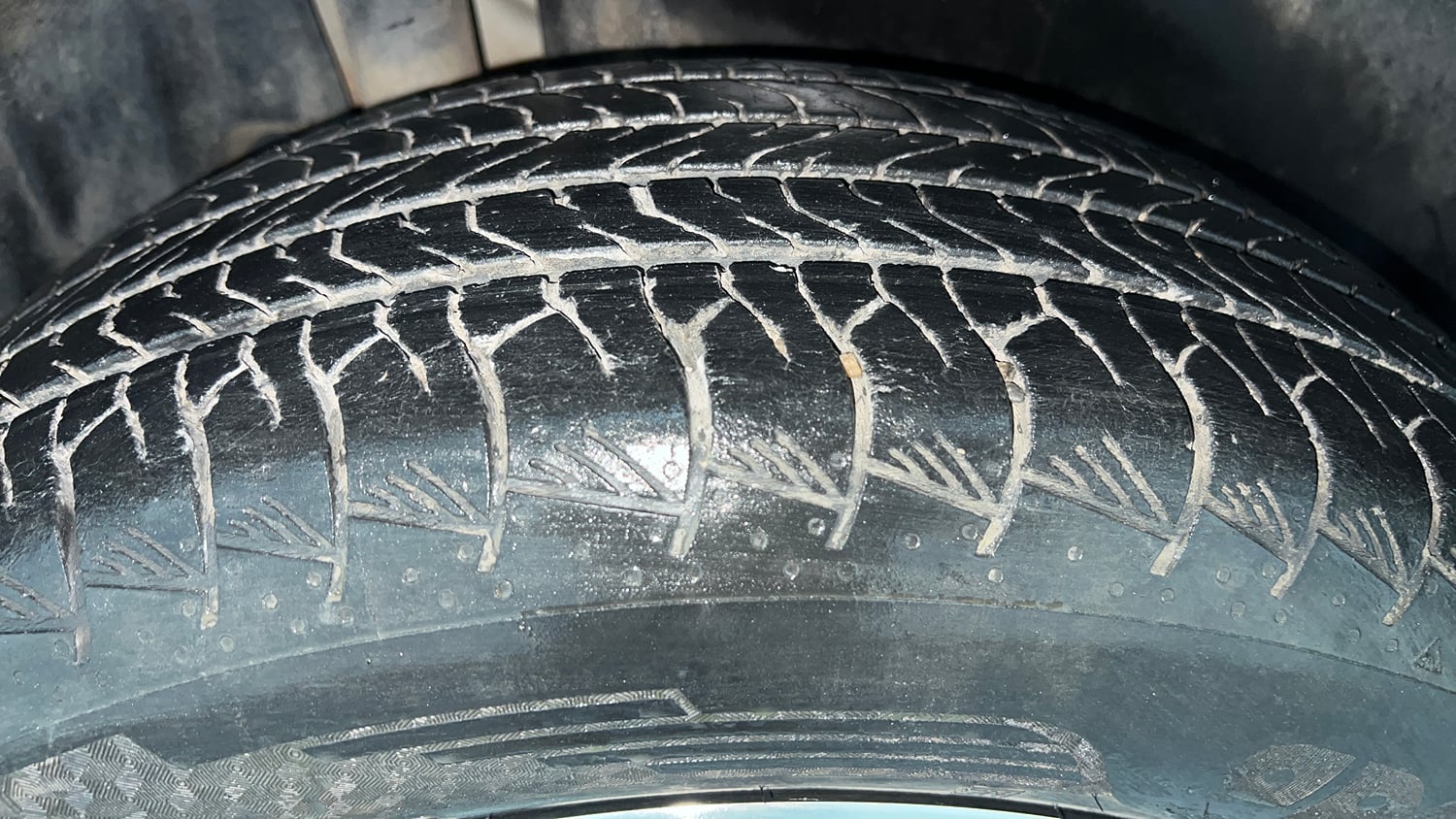 Used 2023 Maruti Suzuki Grand Vitara Alpha Plus Intelligent Hybrid eCVT Hybrid Automatic tyres RIGHT REAR TYRE TREAD VIEW