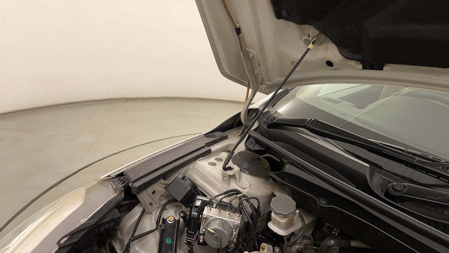 Used 2018 Maruti Suzuki Ciaz Delta 1.4 AT Petrol Automatic engine ENGINE RIGHT SIDE HINGE & APRON VIEW