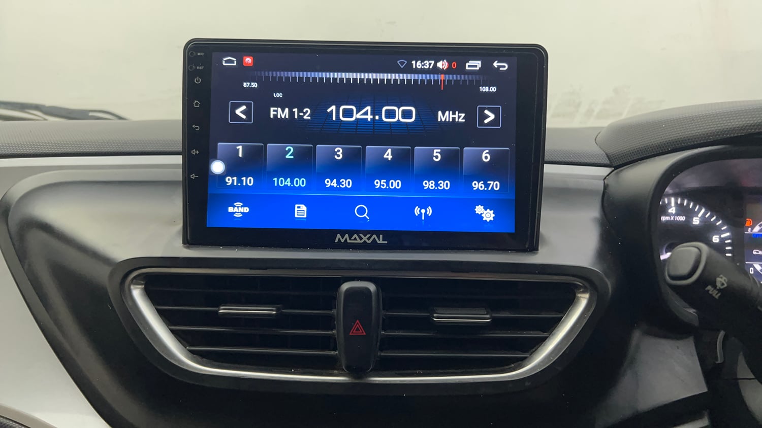 Used 2024 Tata Altroz XM Petrol Petrol Manual top_features Integrated (in-dash) music system