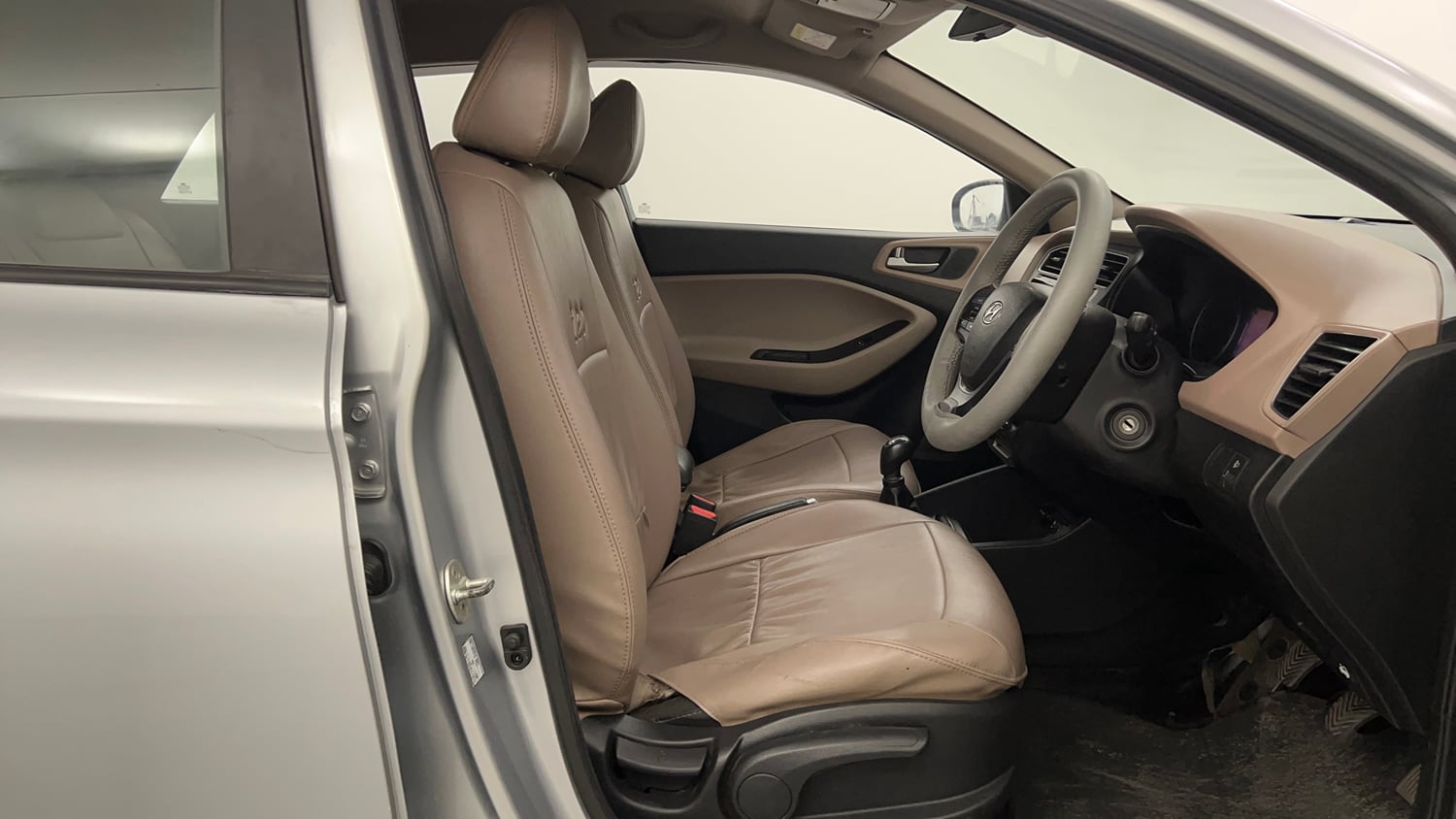 Used 2020 Hyundai Elite i20 Sportz Plus 1.2 Petrol Manual interior RIGHT SIDE FRONT DOOR CABIN VIEW