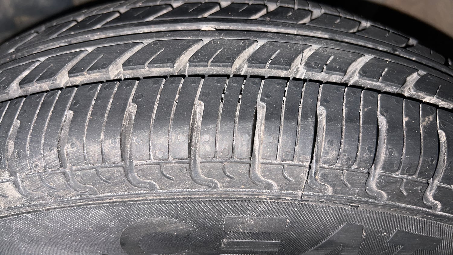 Used 2017 Renault Kwid 1.0 RXL AMT Petrol Automatic tyres LEFT FRONT TYRE TREAD VIEW