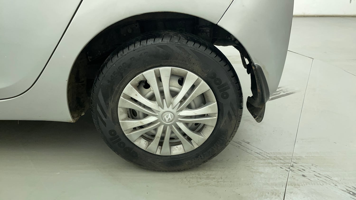 Used 2016 Hyundai Eon Era + Petrol Manual tyres LEFT REAR TYRE RIM VIEW