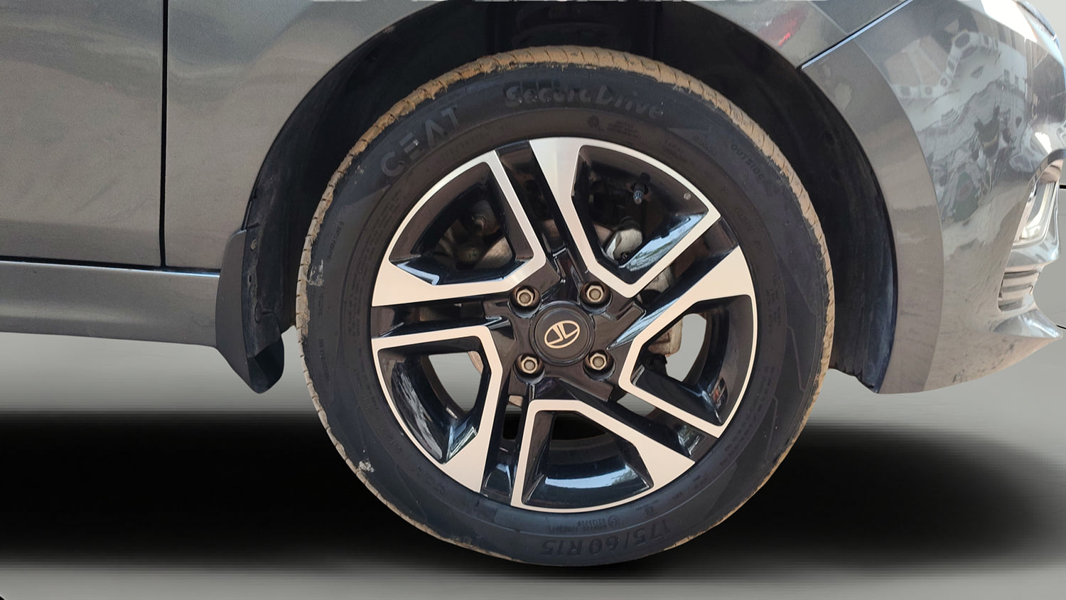 Used 2025 Tata Tigor XZ Plus LUX Petrol Manual tyres RIGHT FRONT TYRE RIM VIEW