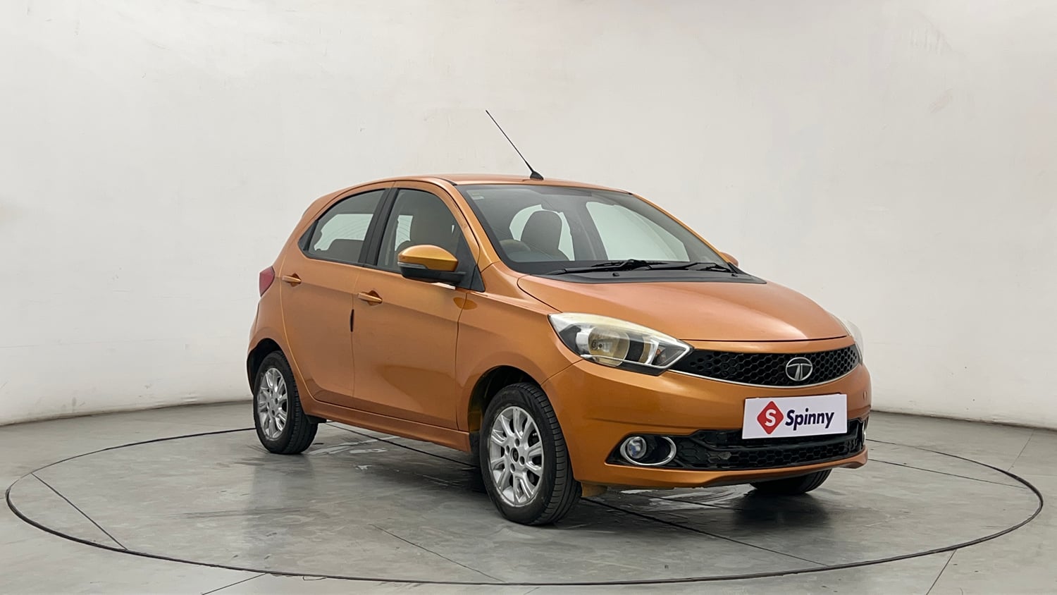 Used 2016 Tata Tiago Revotron XZ Petrol Manual exterior RIGHT FRONT CORNER VIEW