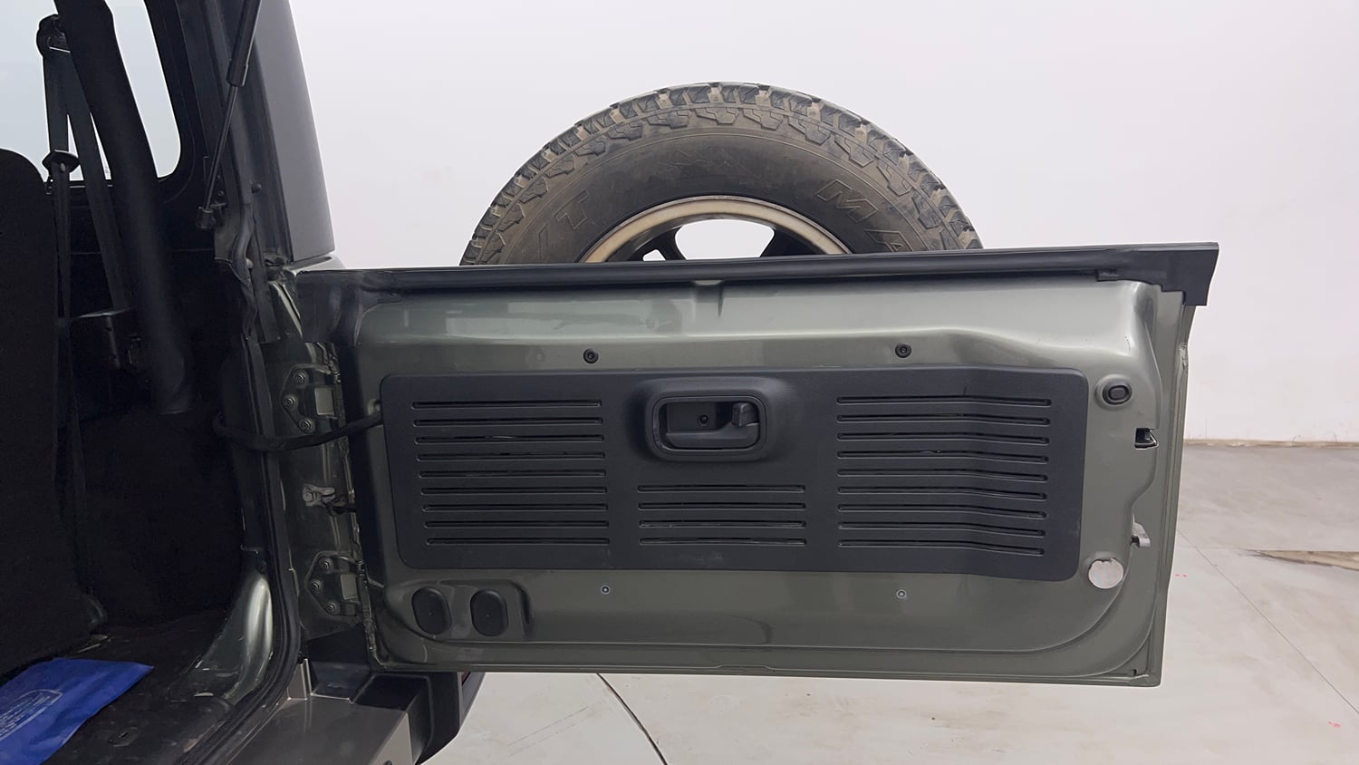 Used 2022 mahindra Thar LX Hard Top Petrol AT 4WD Petrol Automatic interior DICKY DOOR OPEN VIEW