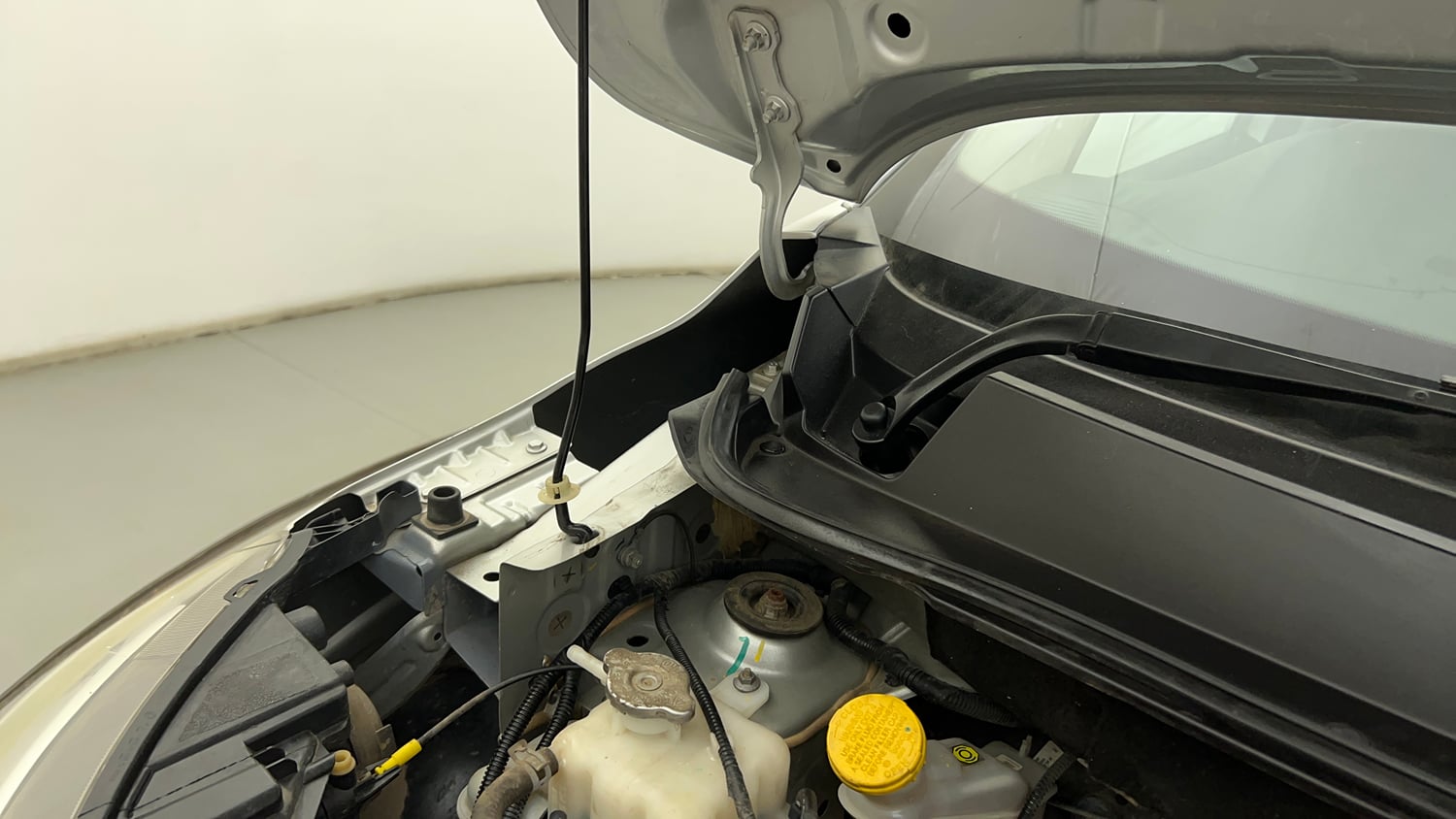Used 2021 Renault Triber RXZ EASY-R AMT Petrol Automatic engine ENGINE RIGHT SIDE HINGE & APRON VIEW