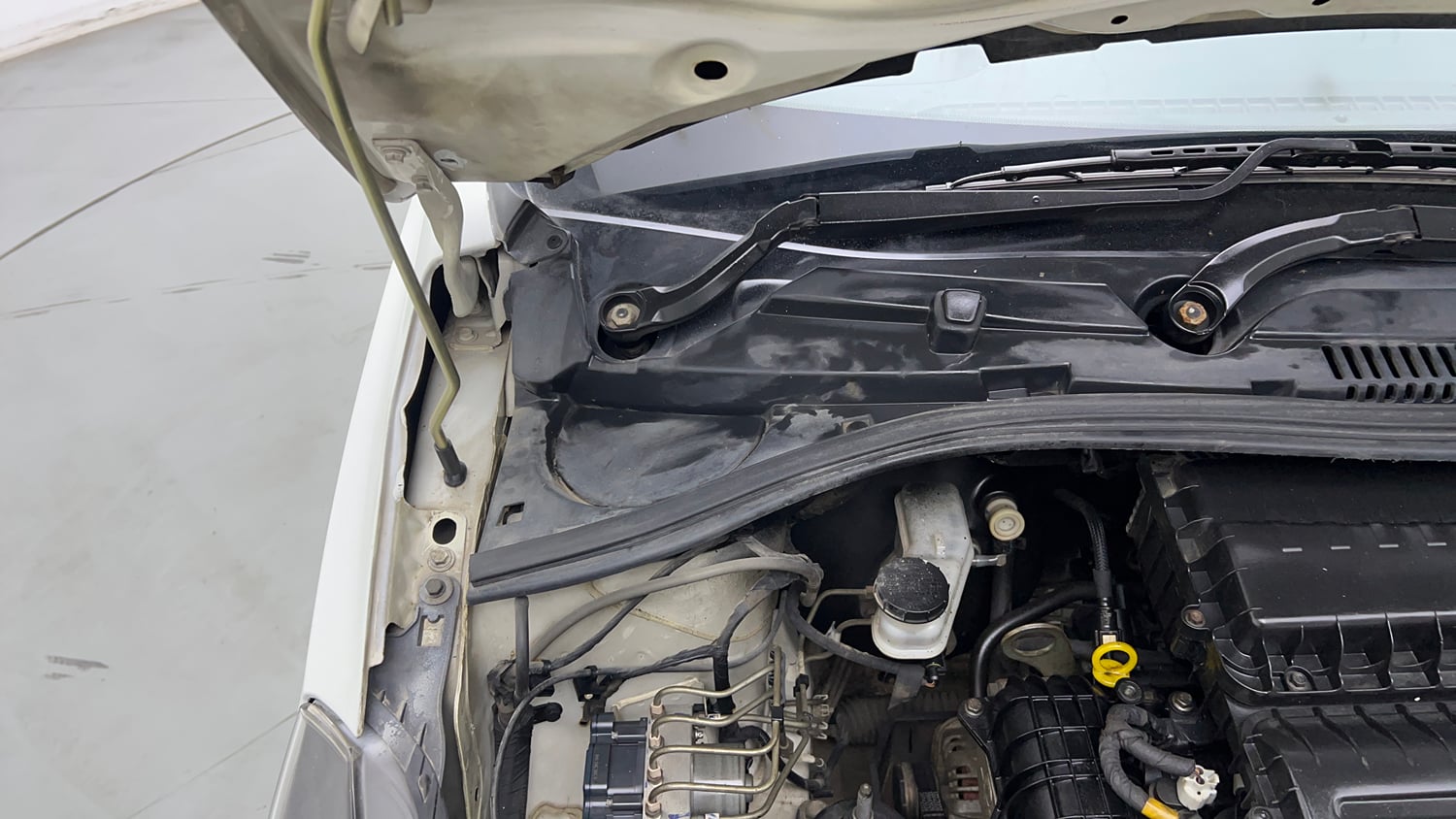Used 2020 Tata Tiago XZA Plus Petrol Automatic engine ENGINE RIGHT SIDE HINGE & APRON VIEW