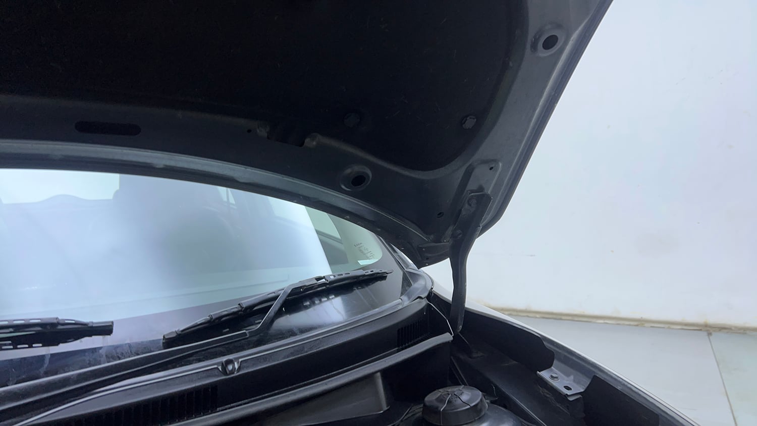 Used 2022 Maruti Suzuki Swift VXi Petrol Manual engine ENGINE LEFT SIDE HINGE & APRON VIEW