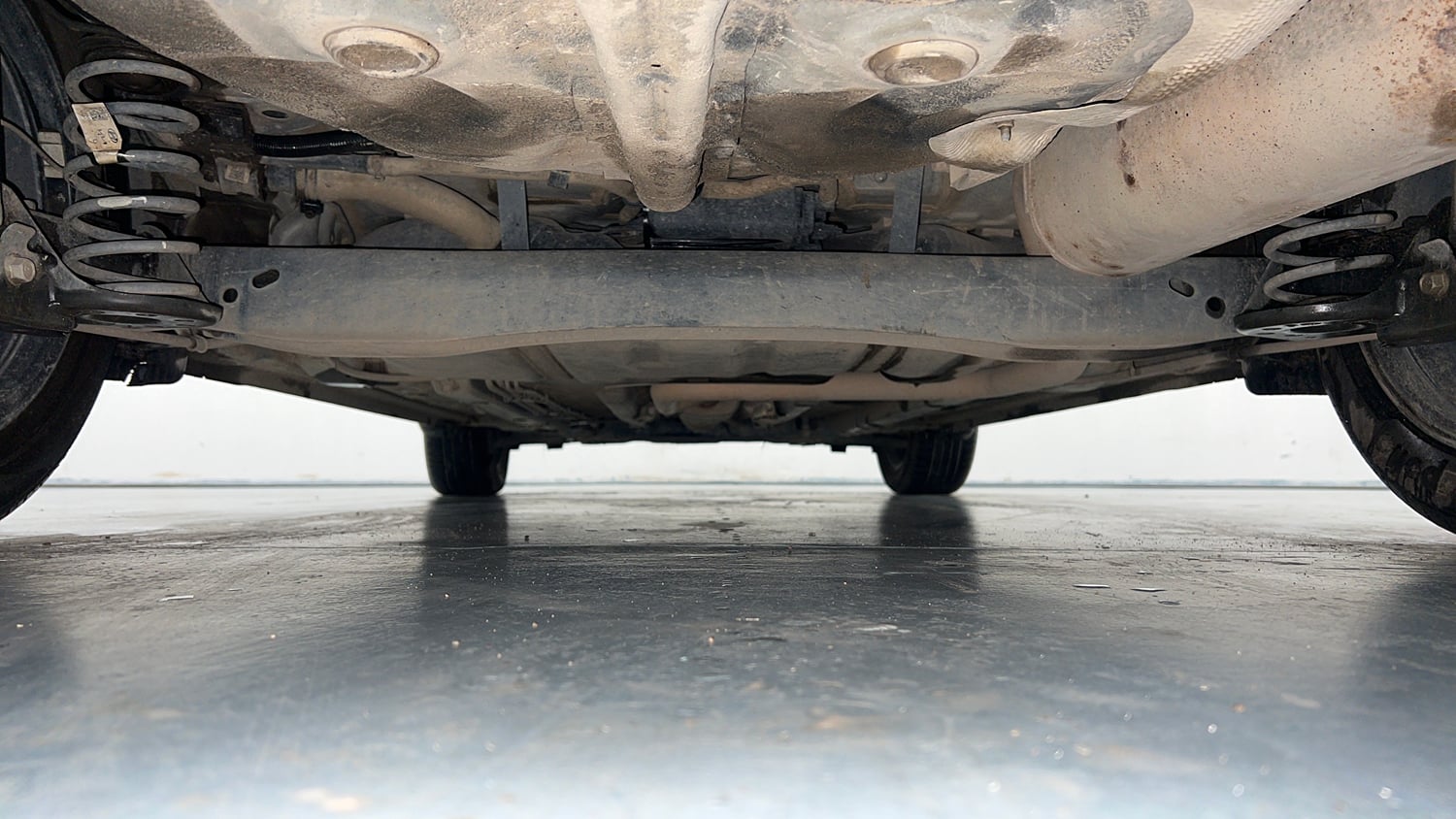Used 2023 Hyundai Verna SX 1.5 Petrol MT Petrol Manual extra REAR UNDERBODY VIEW (TAKEN FROM REAR)