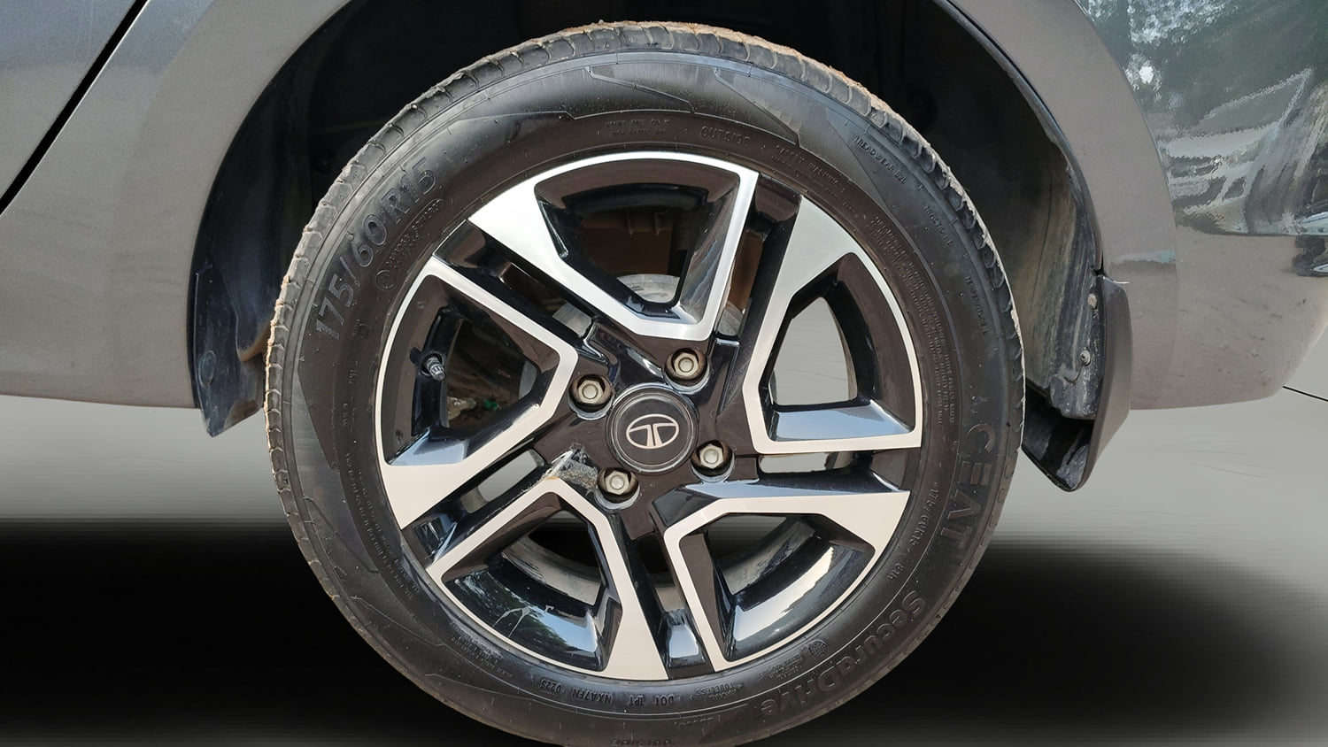 Used 2025 Tata Tigor XZ Plus LUX Petrol Manual tyres LEFT REAR TYRE RIM VIEW