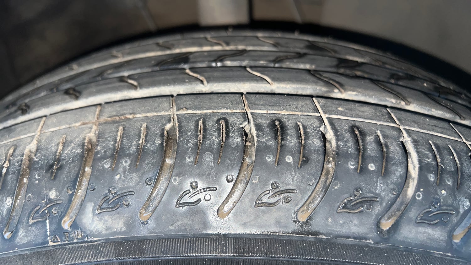 Used 2022 Kia Carens Luxury 1.4 Petrol 7 STR Petrol Manual tyres RIGHT FRONT TYRE TREAD VIEW