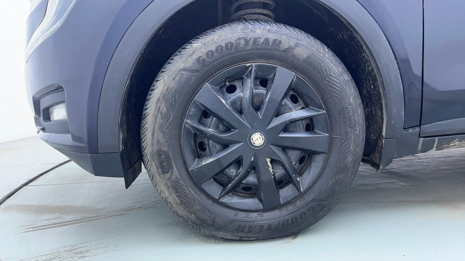 Used 2023 Mahindra XUV700 AX 3 Diesel MT 7 STR Diesel Manual tyres LEFT FRONT TYRE RIM VIEW