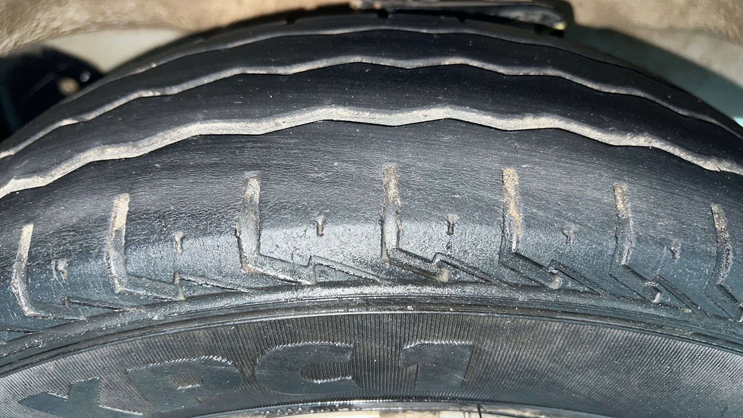 Used 2024 Maruti Suzuki Eeco 5 STR AC (O) CNG Cng Manual tyres RIGHT FRONT TYRE TREAD VIEW