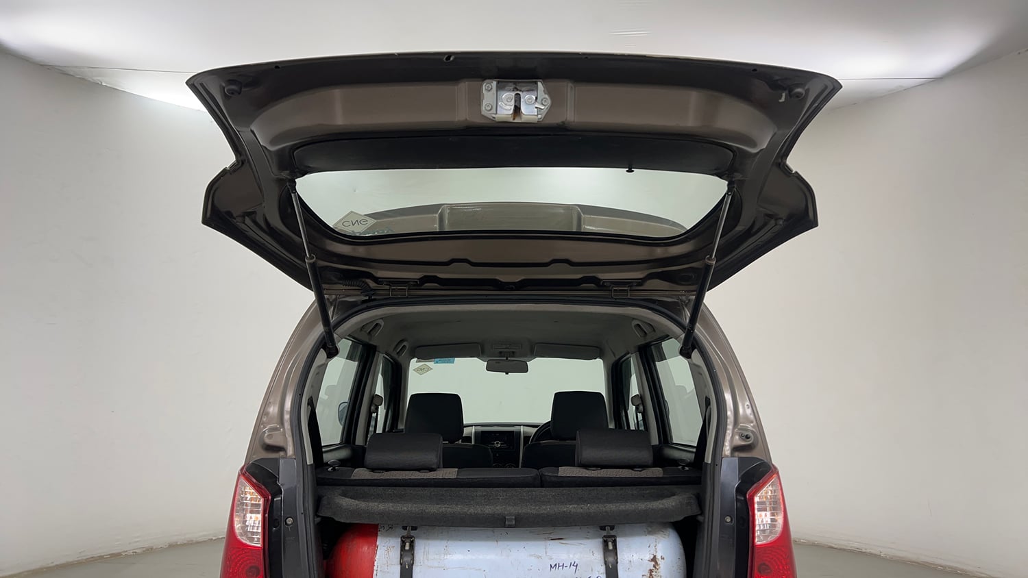 Used 2015 Maruti Suzuki Wagon R LXI CNG Cng Manual interior DICKY DOOR OPEN VIEW
