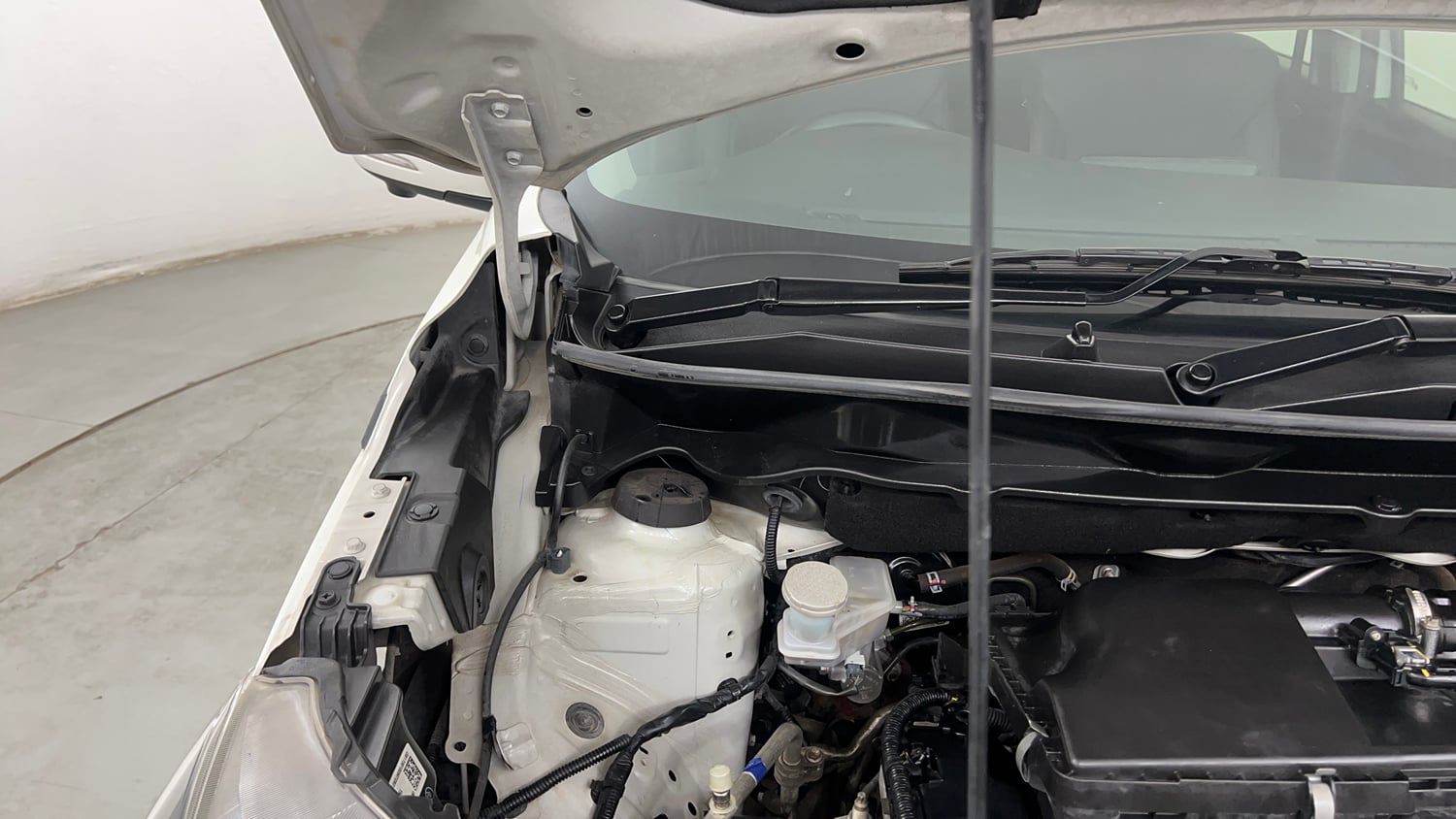 Used 2022 Maruti Suzuki XL6 Alpha MT Petrol Petrol Manual engine ENGINE RIGHT SIDE HINGE & APRON VIEW
