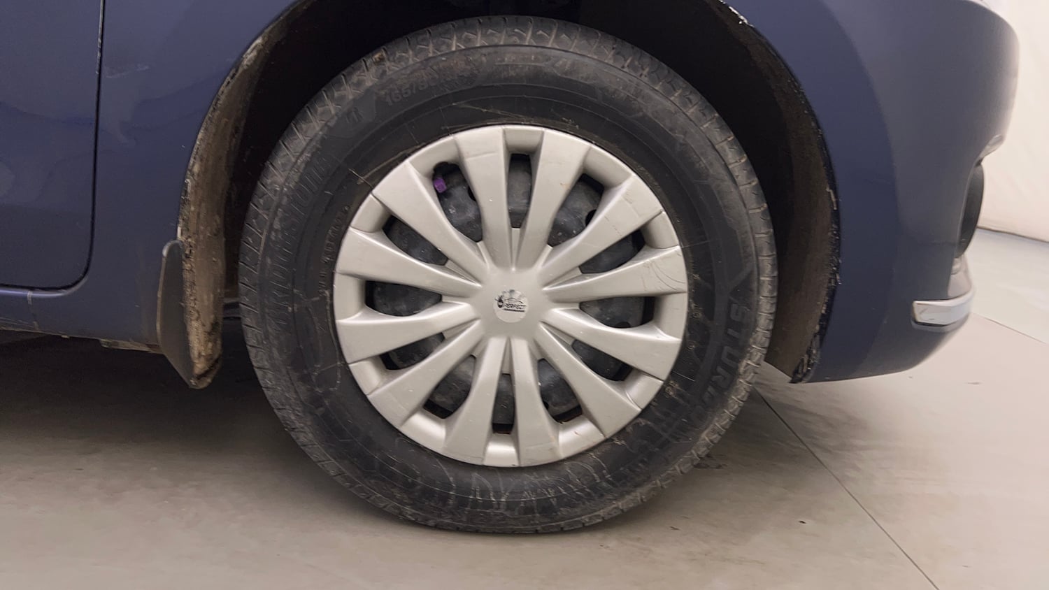 Used 2017 Maruti Suzuki Dzire VXi AMT Petrol Automatic tyres RIGHT FRONT TYRE RIM VIEW