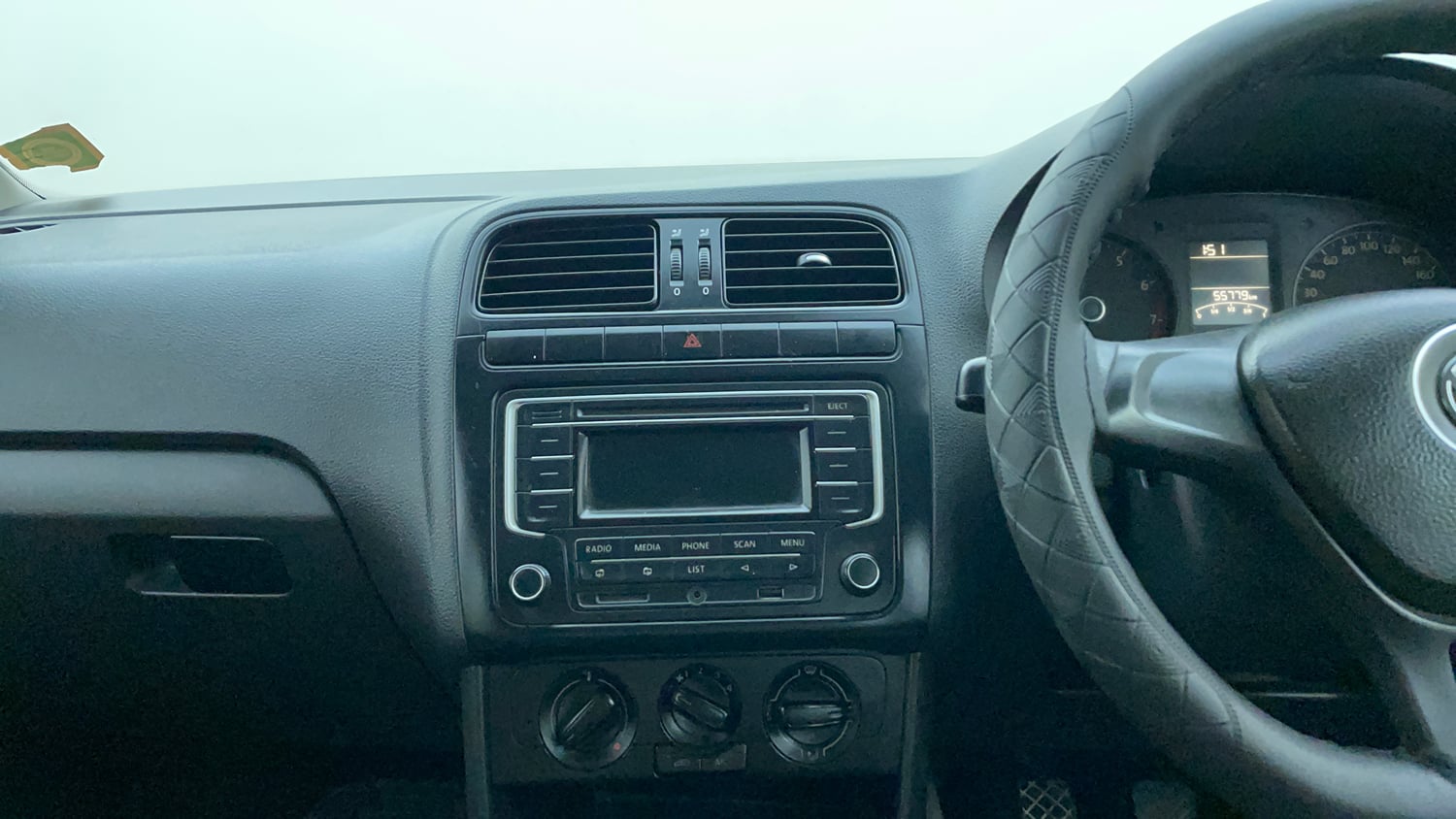 Used 2015 Volkswagen Polo Trendline 1.2L (P) Petrol Manual interior MUSIC SYSTEM & AC CONTROL VIEW