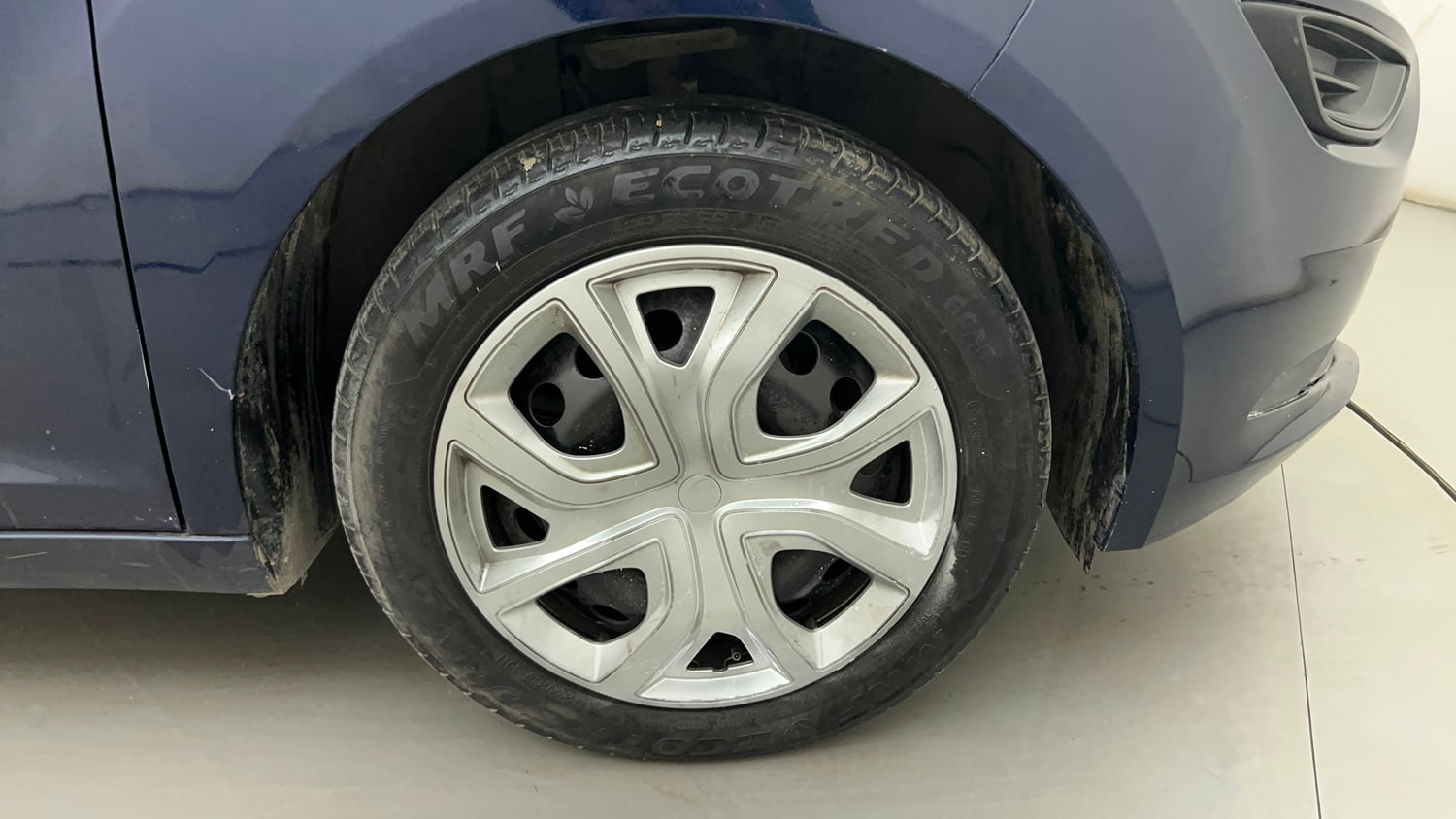 Used 2024 Tata Altroz XM Petrol Petrol Manual tyres RIGHT FRONT TYRE RIM VIEW
