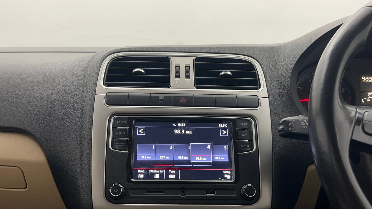 Used 2018 Volkswagen Ameo Highline1.2L Plus (P) 16 Alloy Petrol Manual top_features Integrated (in-dash) music system