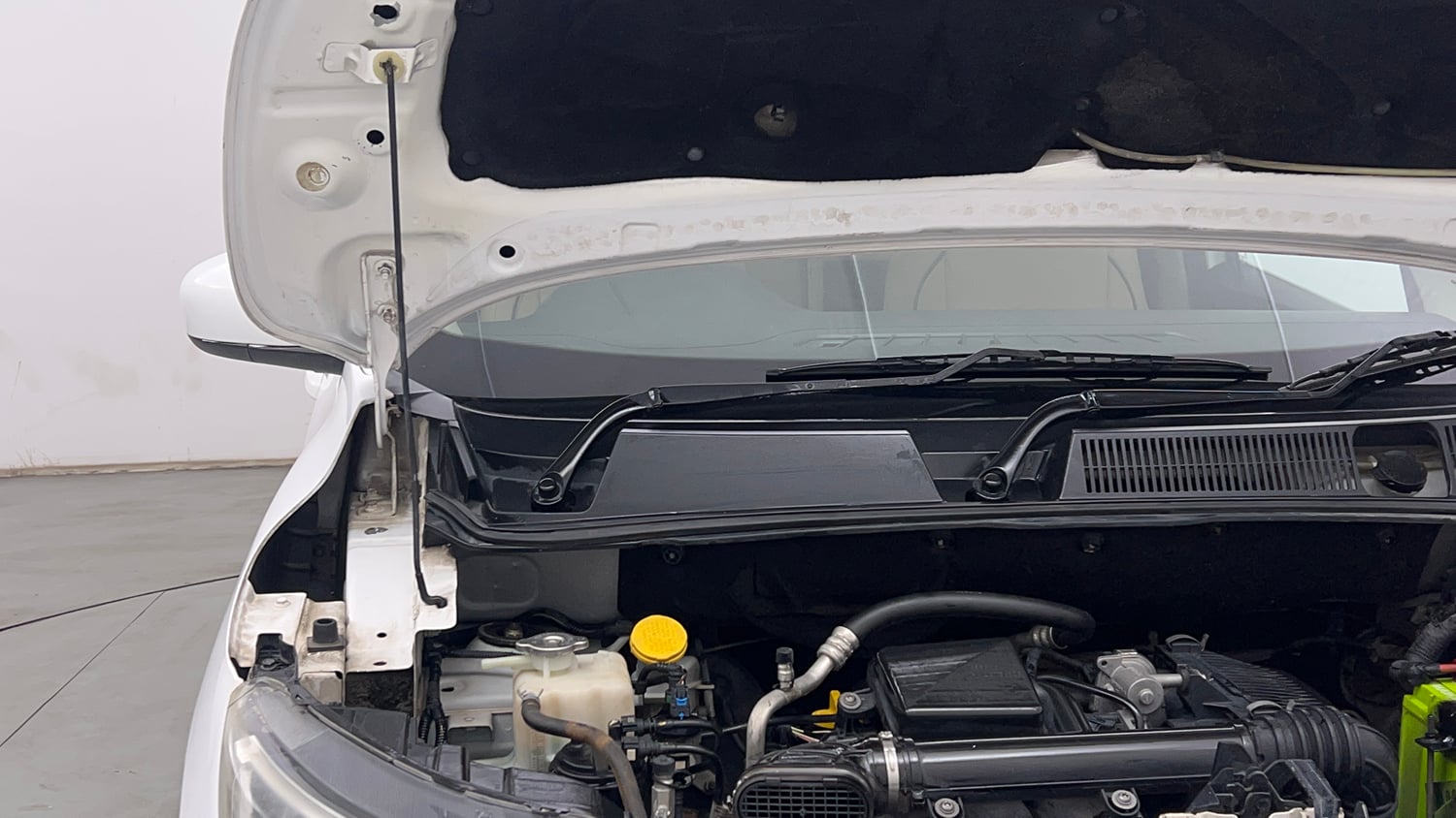Used 2020 Renault Triber RXZ EASY-R AMT Petrol Automatic engine ENGINE RIGHT SIDE HINGE & APRON VIEW