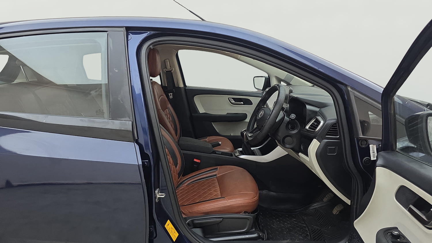 Used 2023 Tata Altroz XZ Diesel Diesel Manual interior RIGHT SIDE FRONT DOOR CABIN VIEW