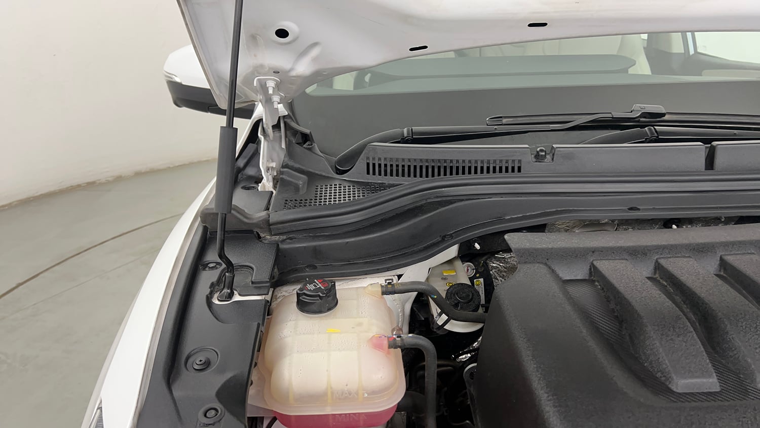 Used 2024 Mahindra XUV700 AX7 Luxury Pack Petrol AT 7 STR Petrol Automatic engine ENGINE RIGHT SIDE HINGE & APRON VIEW