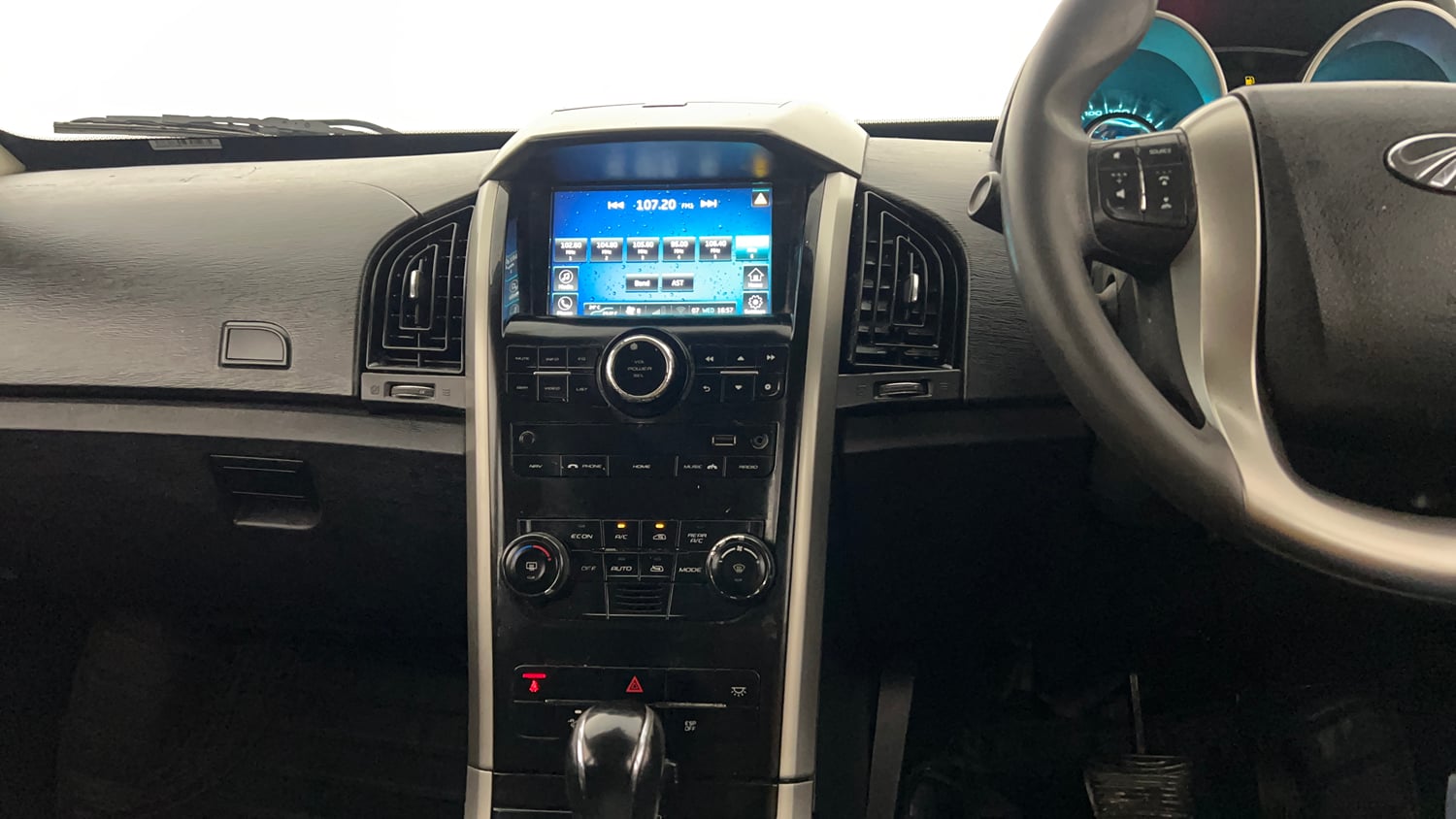 Used 2018 Mahindra XUV500 W7 AT Diesel Automatic interior MUSIC SYSTEM & AC CONTROL VIEW