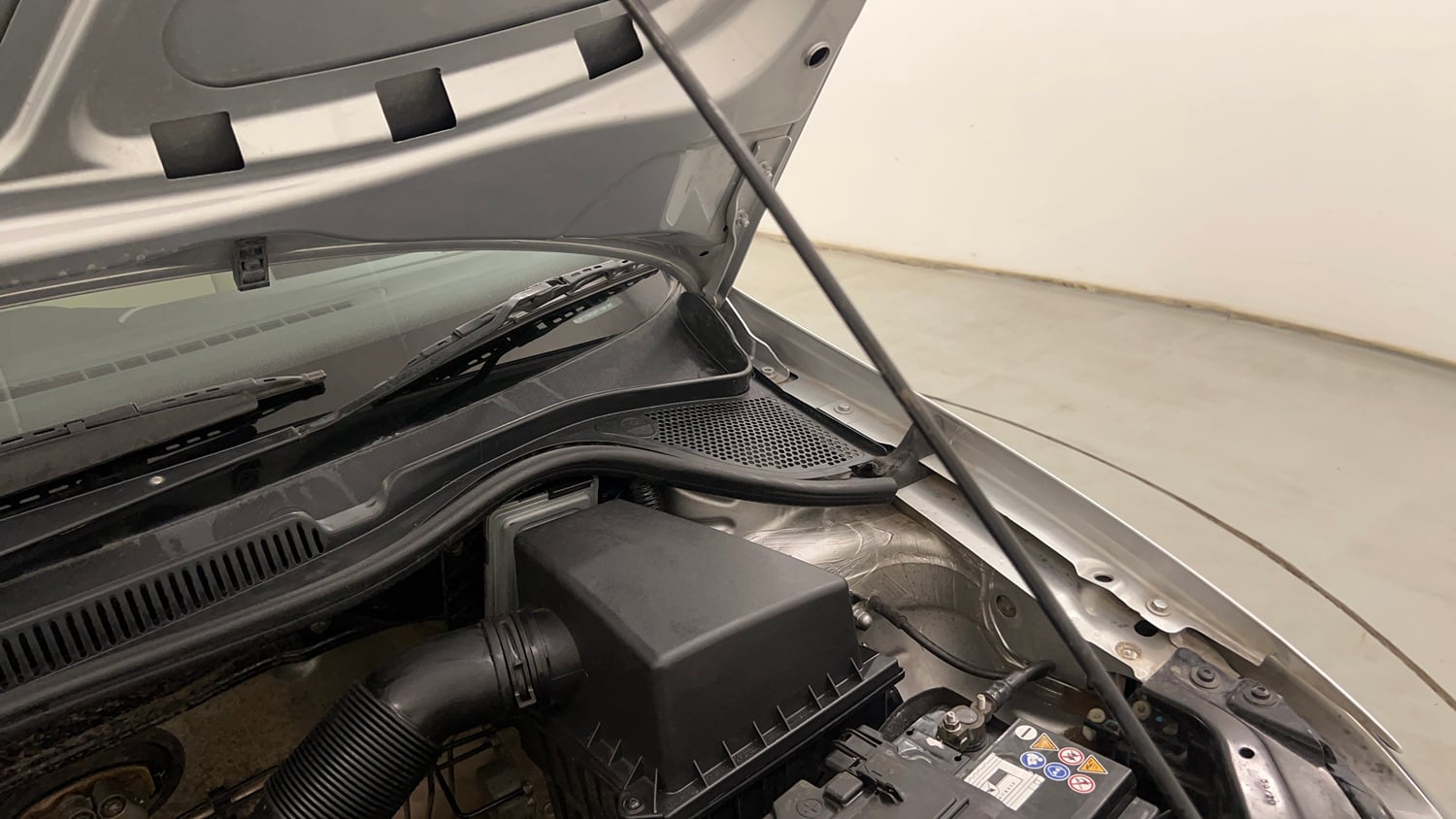 Used 2018 Volkswagen Ameo Comfortline 1.2L (P) Petrol Manual engine ENGINE LEFT SIDE HINGE & APRON VIEW
