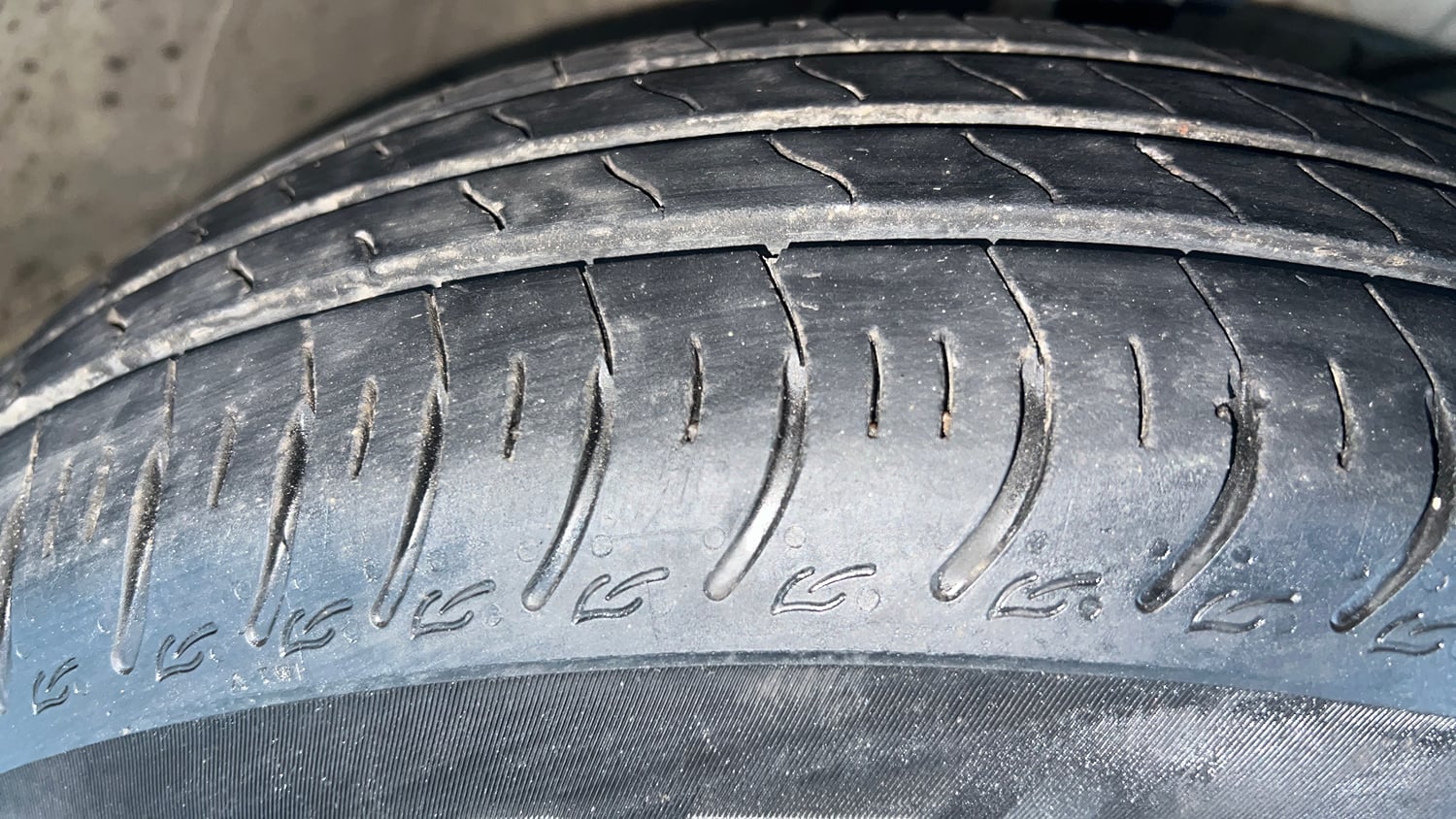 Used 2024 Maruti Suzuki Swift VXi (O) AMT Petrol Automatic tyres RIGHT FRONT TYRE TREAD VIEW