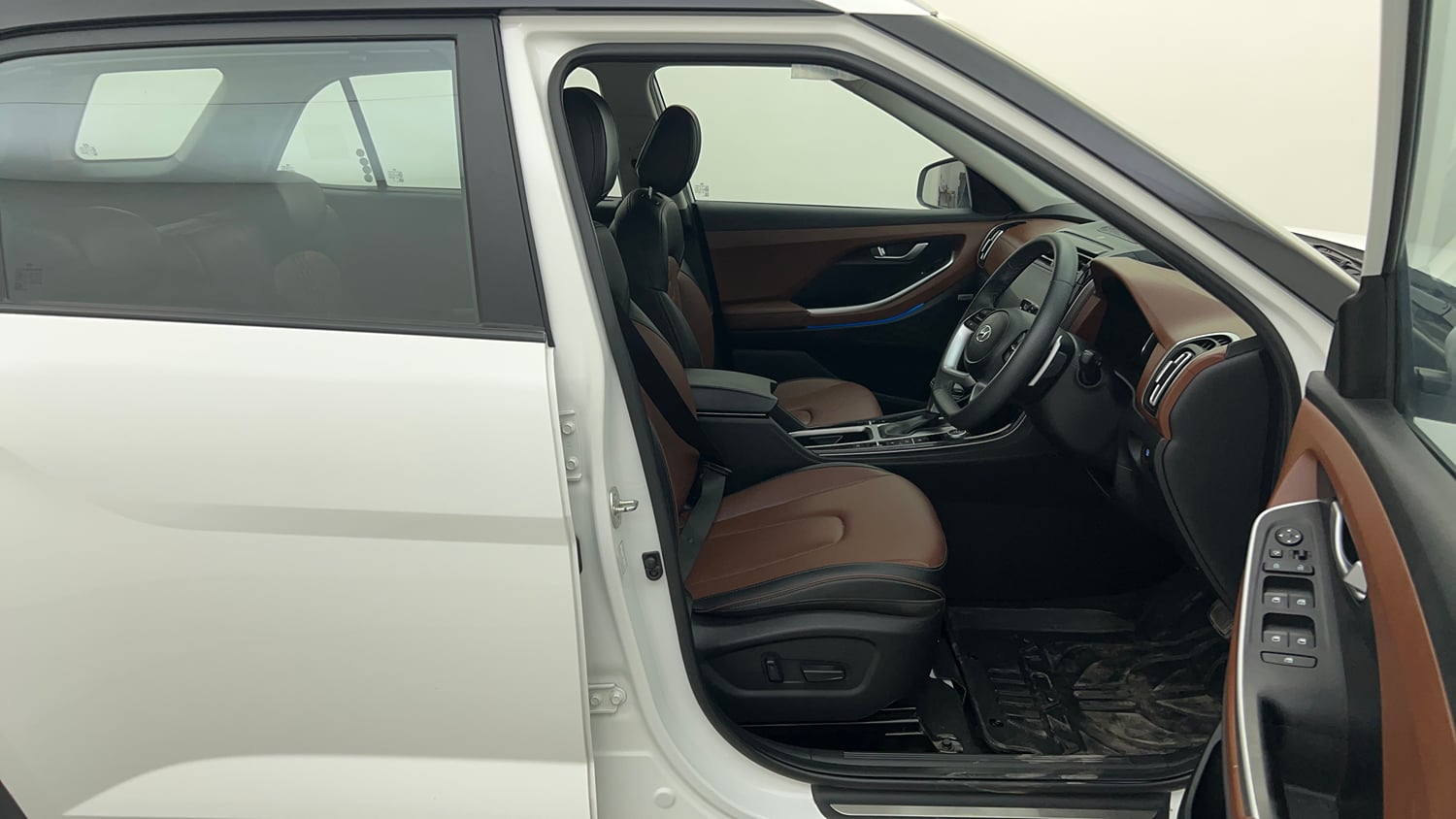 Used 2024 Hyundai Alcazar Signature (O) 7 STR 1.5 Petrol DCT Petrol Automatic interior RIGHT SIDE FRONT DOOR CABIN VIEW