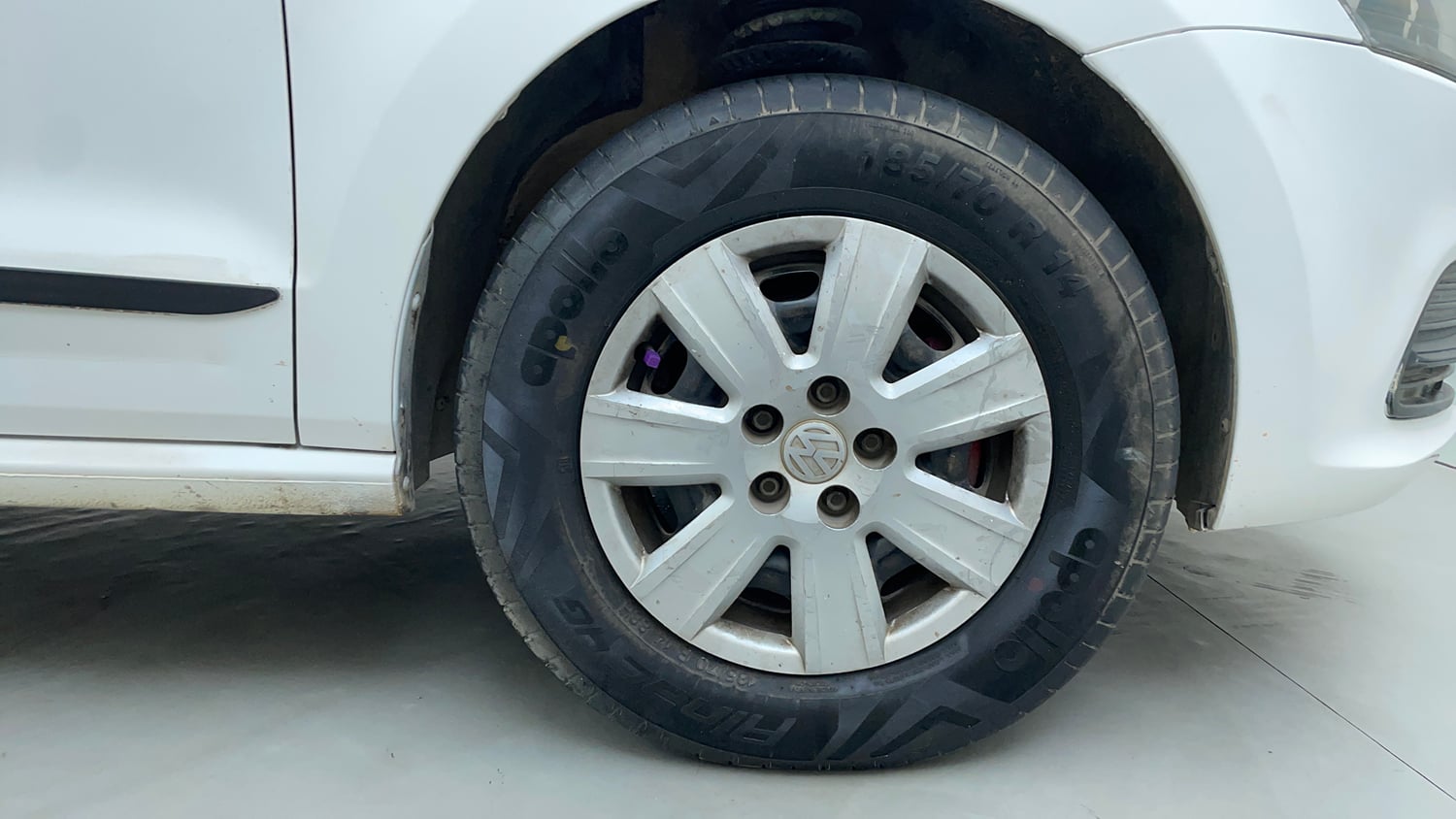 Used 2015 Volkswagen Polo Trendline 1.2L (P) Petrol Manual tyres RIGHT FRONT TYRE RIM VIEW