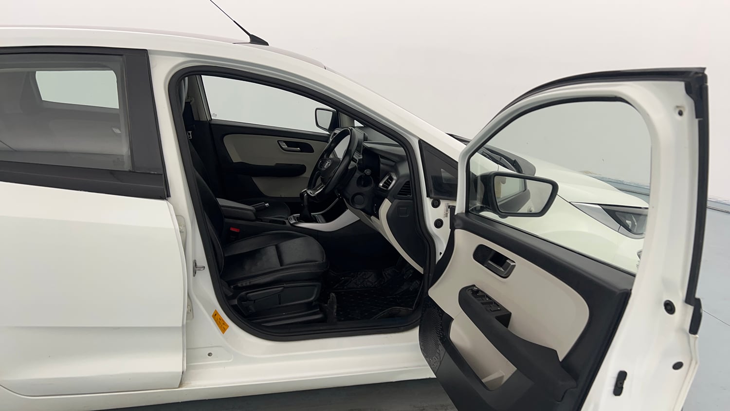 Used 2021 Tata Altroz XZ Plus i-Turbo Petrol Petrol Manual interior RIGHT SIDE FRONT DOOR CABIN VIEW