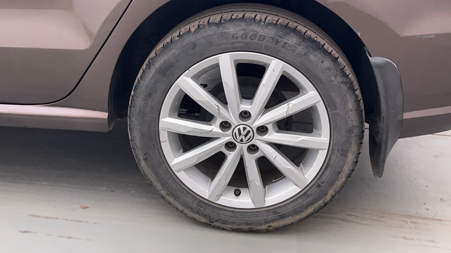 Used 2018 Volkswagen Ameo Highline1.2L Plus (P) 16 Alloy Petrol Manual tyres LEFT REAR TYRE RIM VIEW