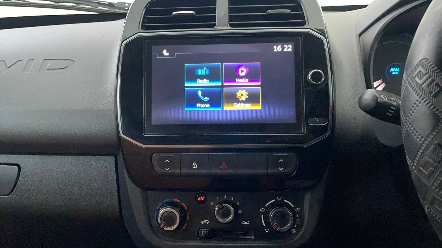 Used 2020 Renault Kwid RXT Petrol Manual interior MUSIC SYSTEM & AC CONTROL VIEW