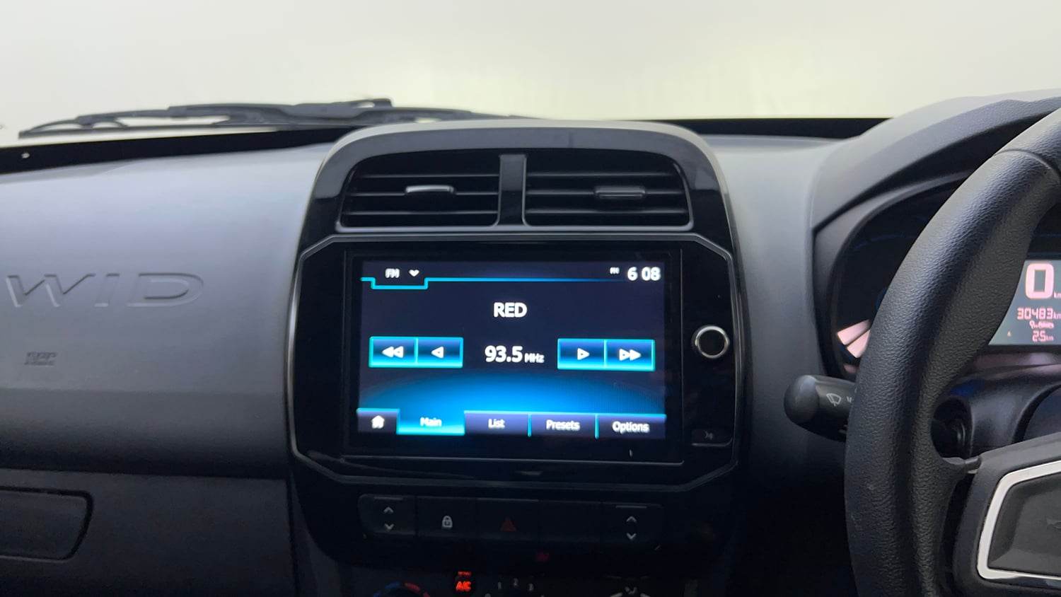 Used 2021 Renault Kwid RXT 1.0 AMT (O) Petrol Automatic top_features Integrated (in-dash) music system