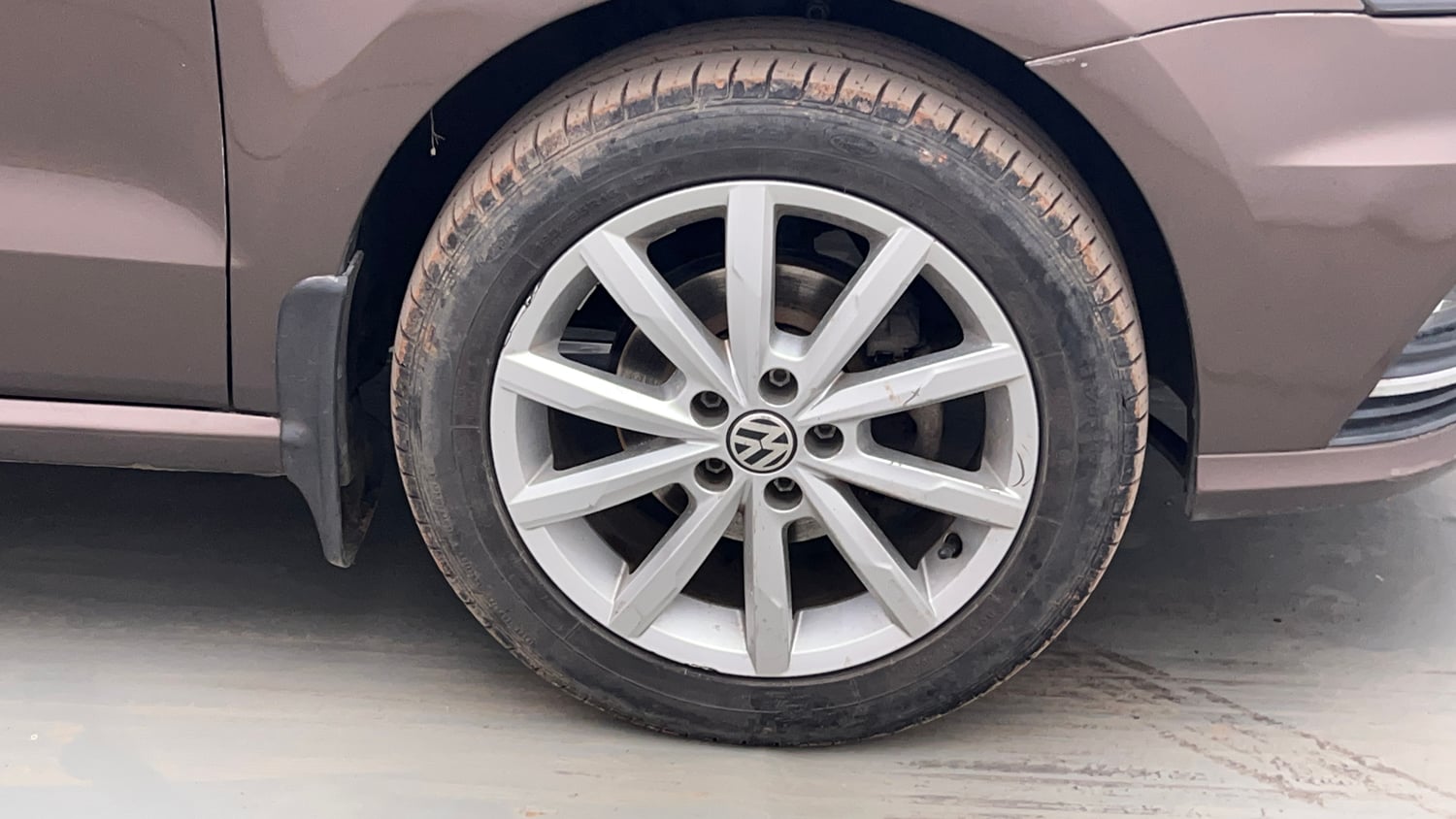 Used 2018 Volkswagen Ameo Highline1.2L Plus (P) 16 Alloy Petrol Manual tyres RIGHT FRONT TYRE RIM VIEW