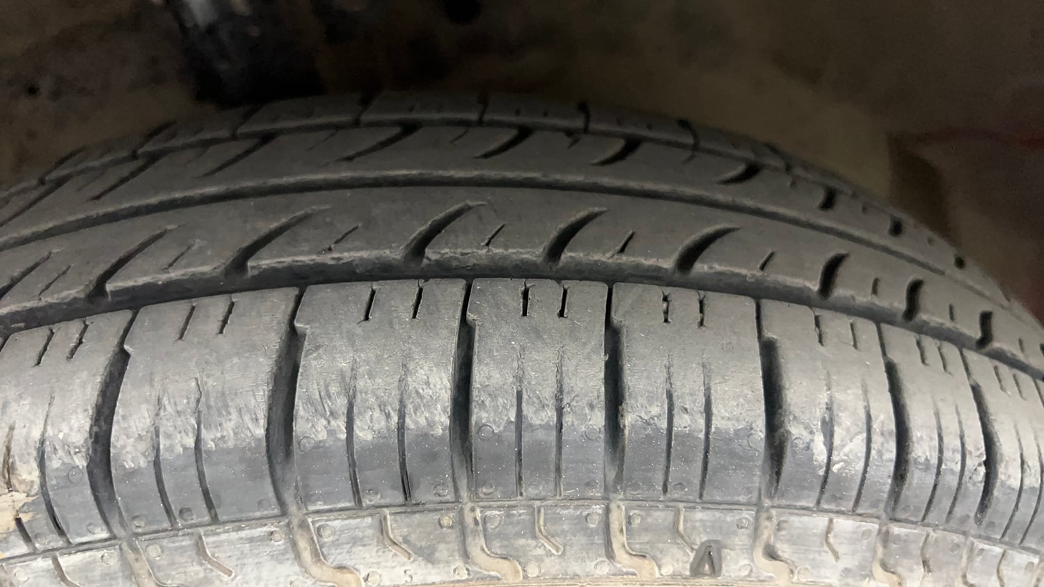 Used 2014 Maruti Suzuki Swift VXi Petrol Manual tyres LEFT FRONT TYRE TREAD VIEW