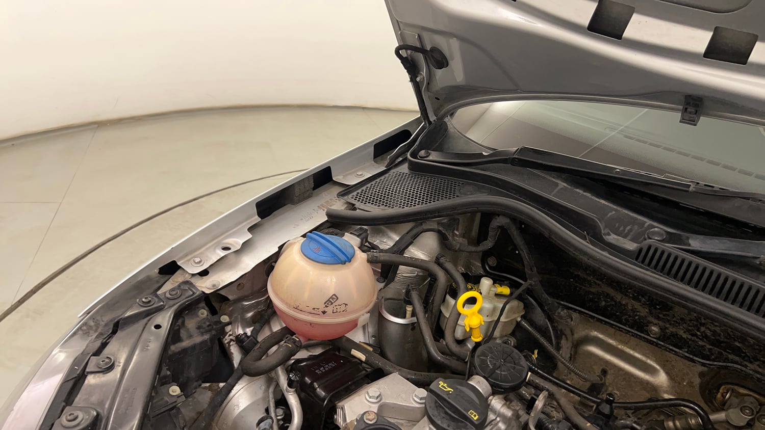 Used 2018 Volkswagen Ameo Comfortline 1.2L (P) Petrol Manual engine ENGINE RIGHT SIDE HINGE & APRON VIEW