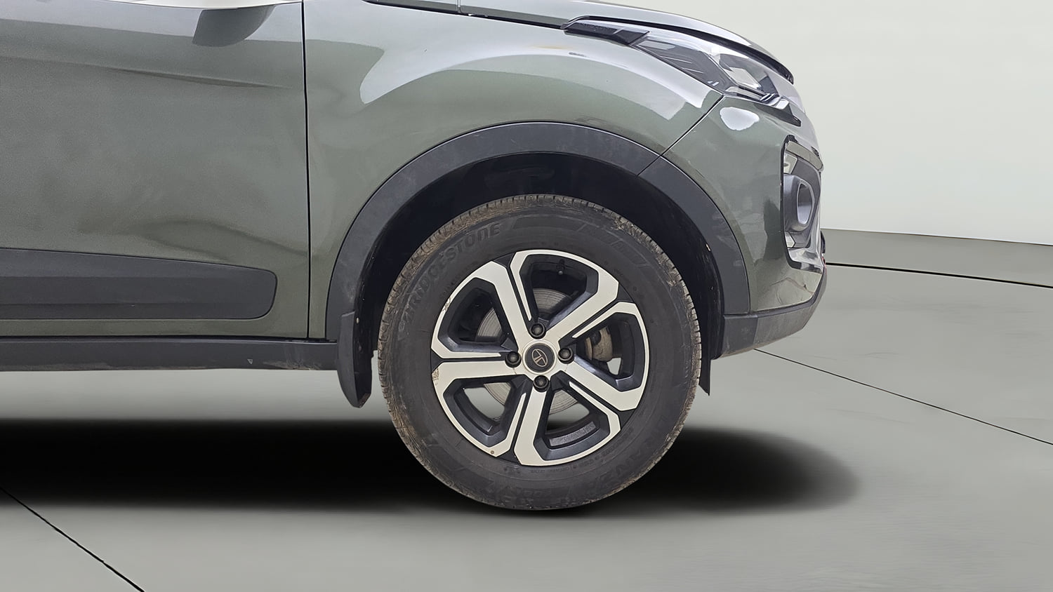 Used 2023 Tata Nexon XZ Plus LUXS Petrol Manual tyres RIGHT FRONT TYRE RIM VIEW
