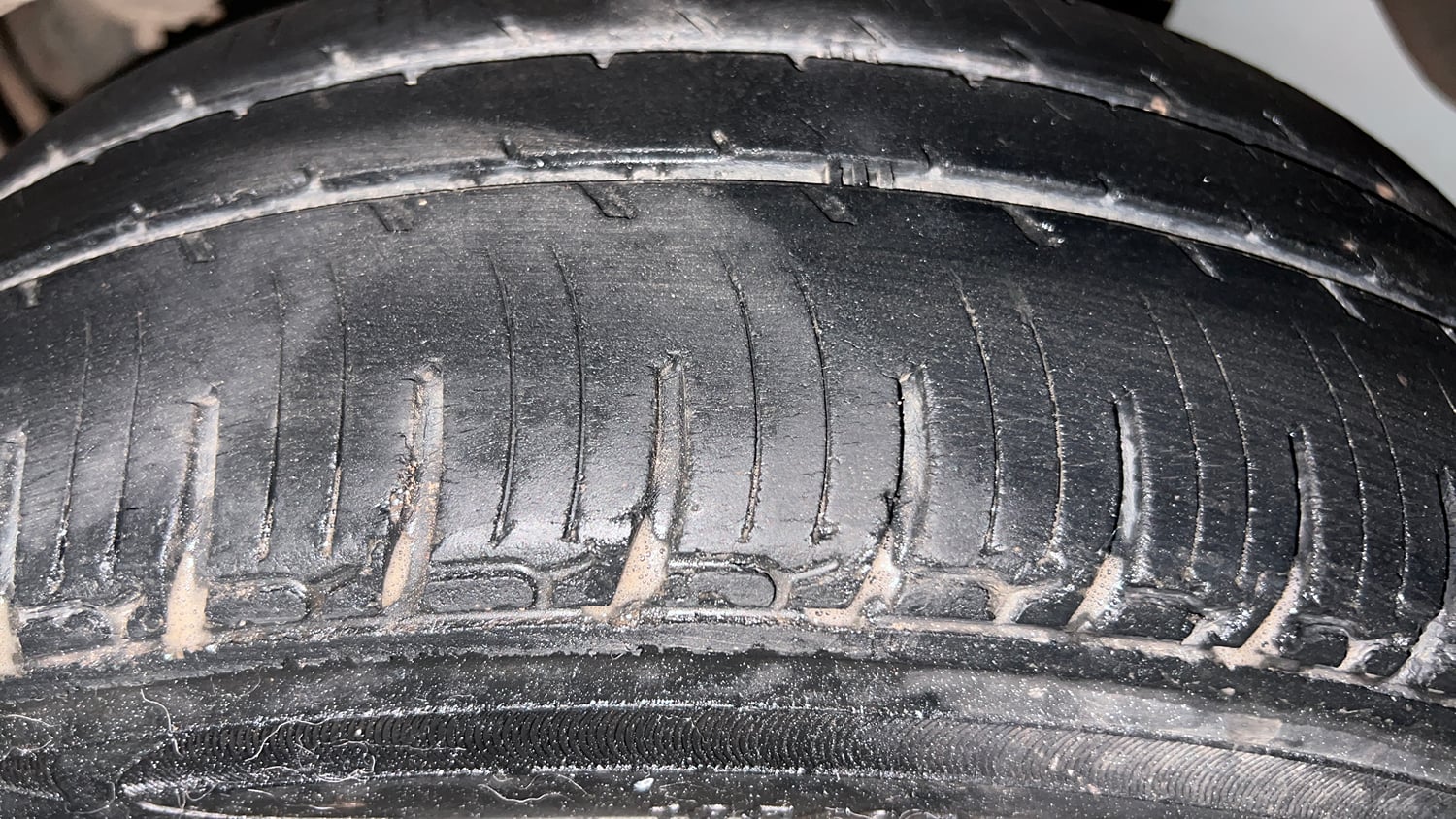 Used 2017 Mahindra KUV100 K4 6 STR Petrol Manual tyres LEFT REAR TYRE TREAD VIEW