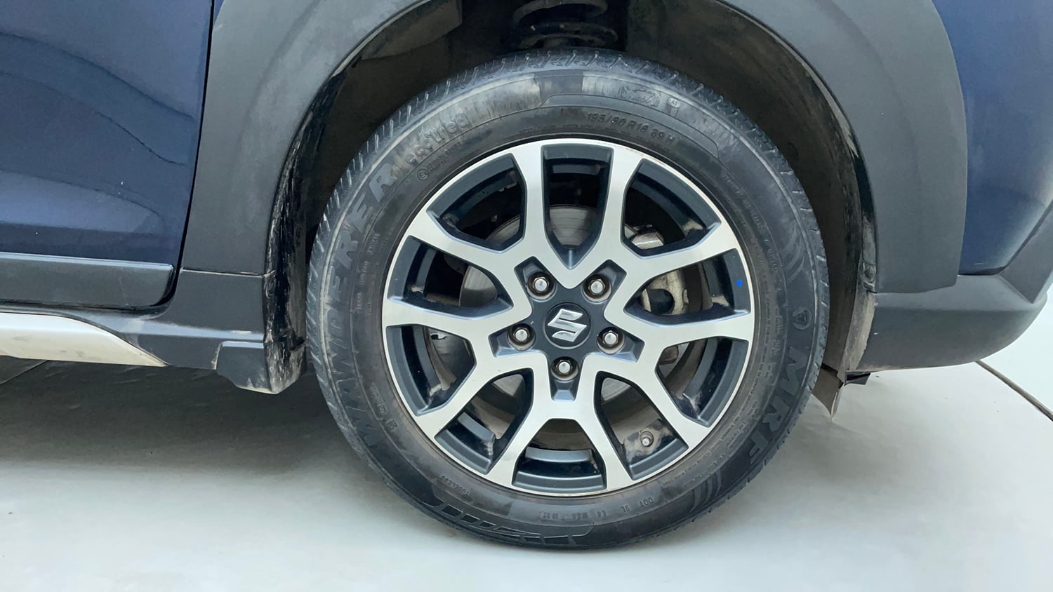 Used 2022 Maruti Suzuki XL6 Alpha Plus AT Petrol Petrol Automatic tyres RIGHT FRONT TYRE RIM VIEW