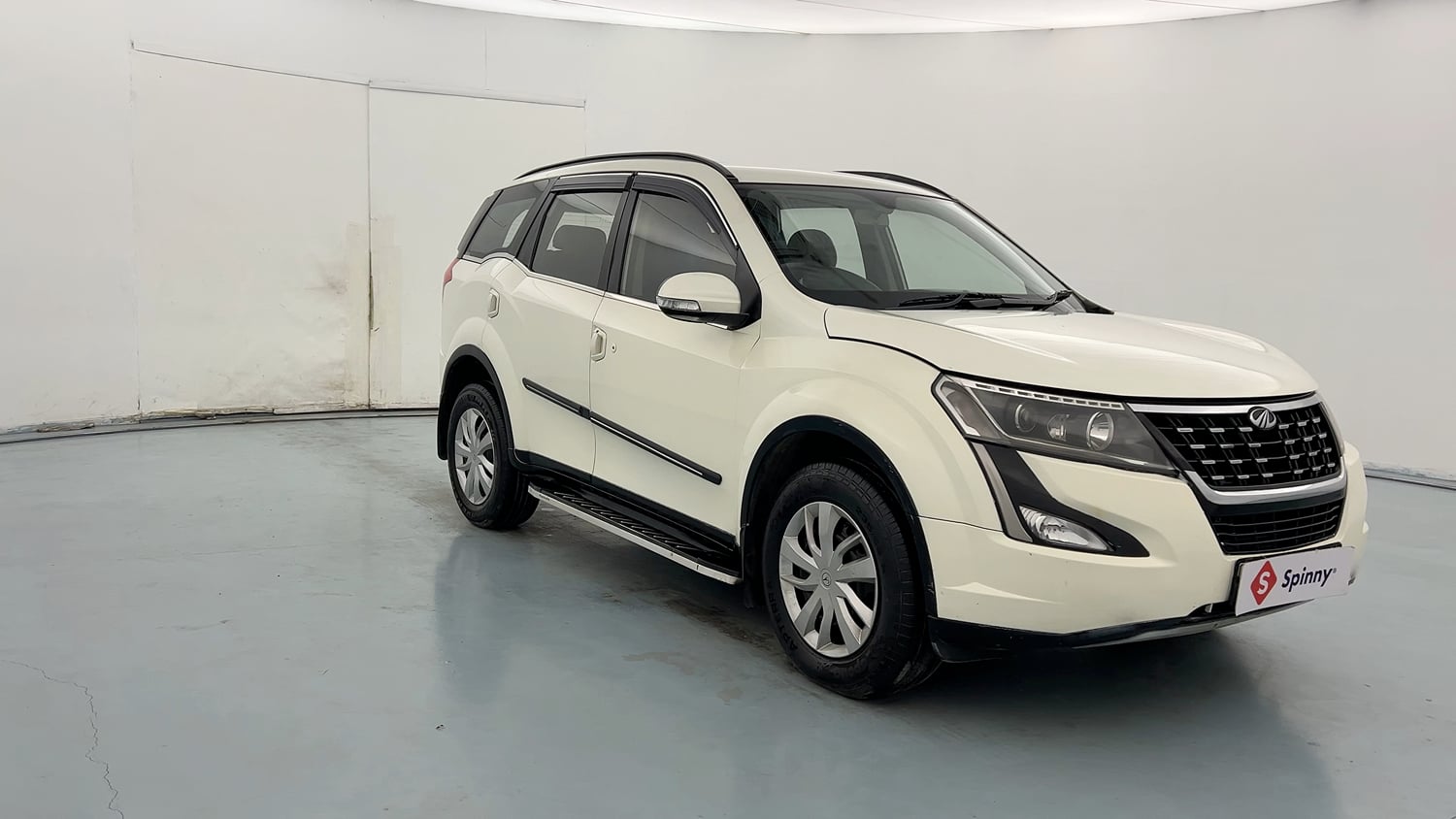 Used 2018 Mahindra XUV500 W7 AT Diesel Automatic exterior RIGHT FRONT CORNER VIEW