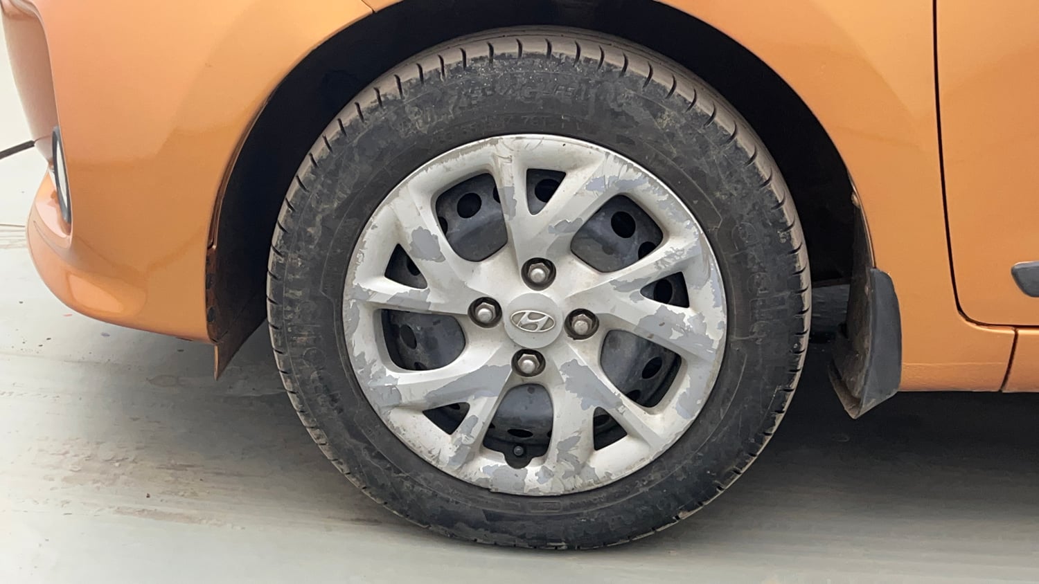 Used 2017 Hyundai Grand i10 Sportz (O) 1.2 Kappa VTVT Petrol Manual tyres LEFT FRONT TYRE RIM VIEW