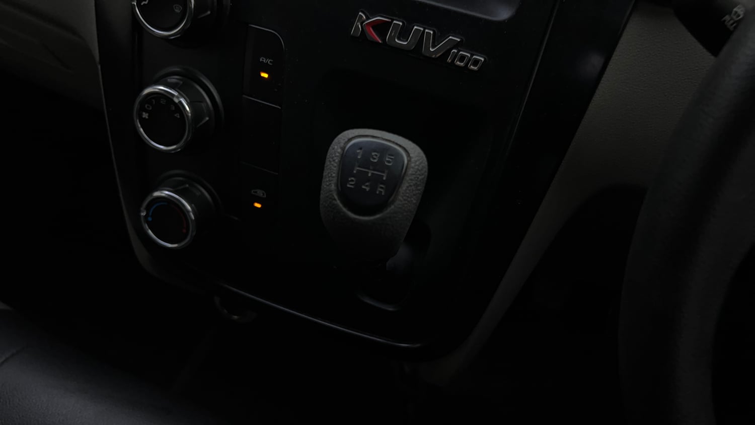 Used 2017 Mahindra KUV100 K4 6 STR Petrol Manual interior GEAR  KNOB VIEW