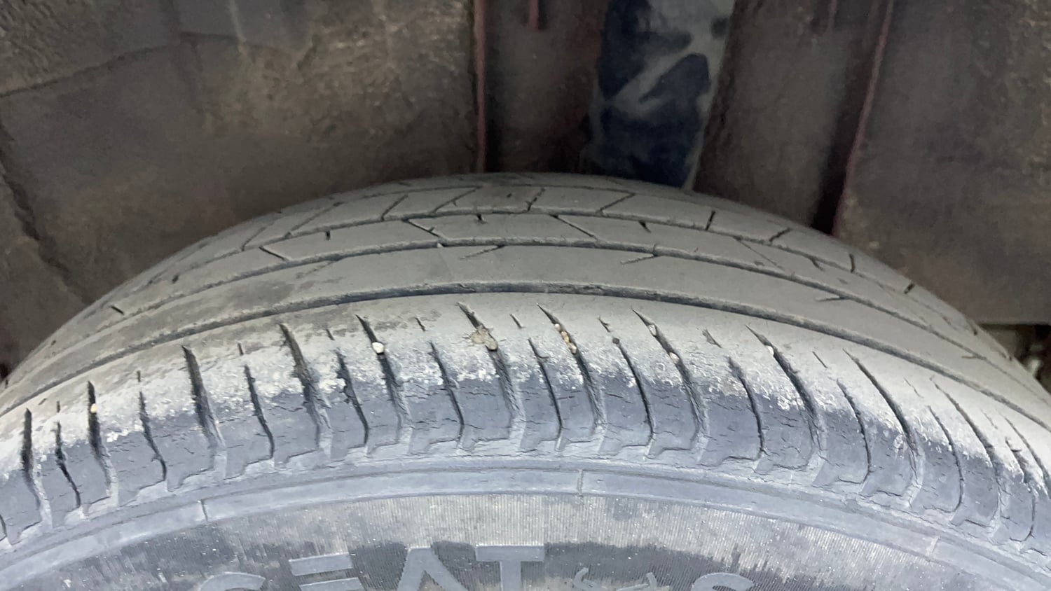Used 2021 Renault Kiger RXZ Turbo CVT Dual Tone Petrol Automatic tyres LEFT REAR TYRE TREAD VIEW
