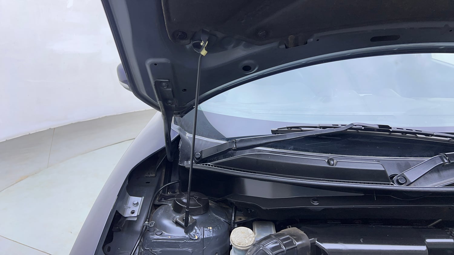 Used 2019 Maruti Suzuki Swift VXi AMT Petrol Automatic engine ENGINE RIGHT SIDE HINGE & APRON VIEW