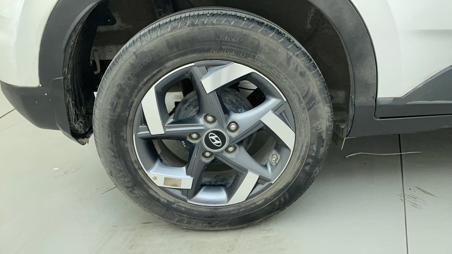 Used 2022 Hyundai Venue SX Plus 1.0 Turbo DCT Petrol Automatic tyres RIGHT REAR TYRE RIM VIEW