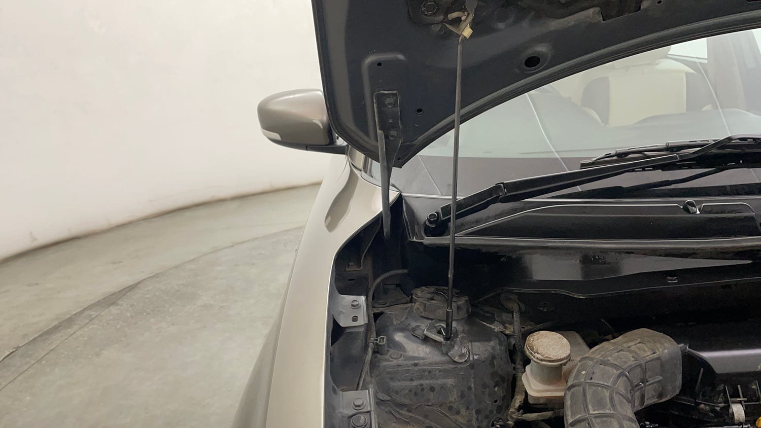 Used 2019 Maruti Suzuki Dzire VXi Petrol Manual engine ENGINE RIGHT SIDE HINGE & APRON VIEW